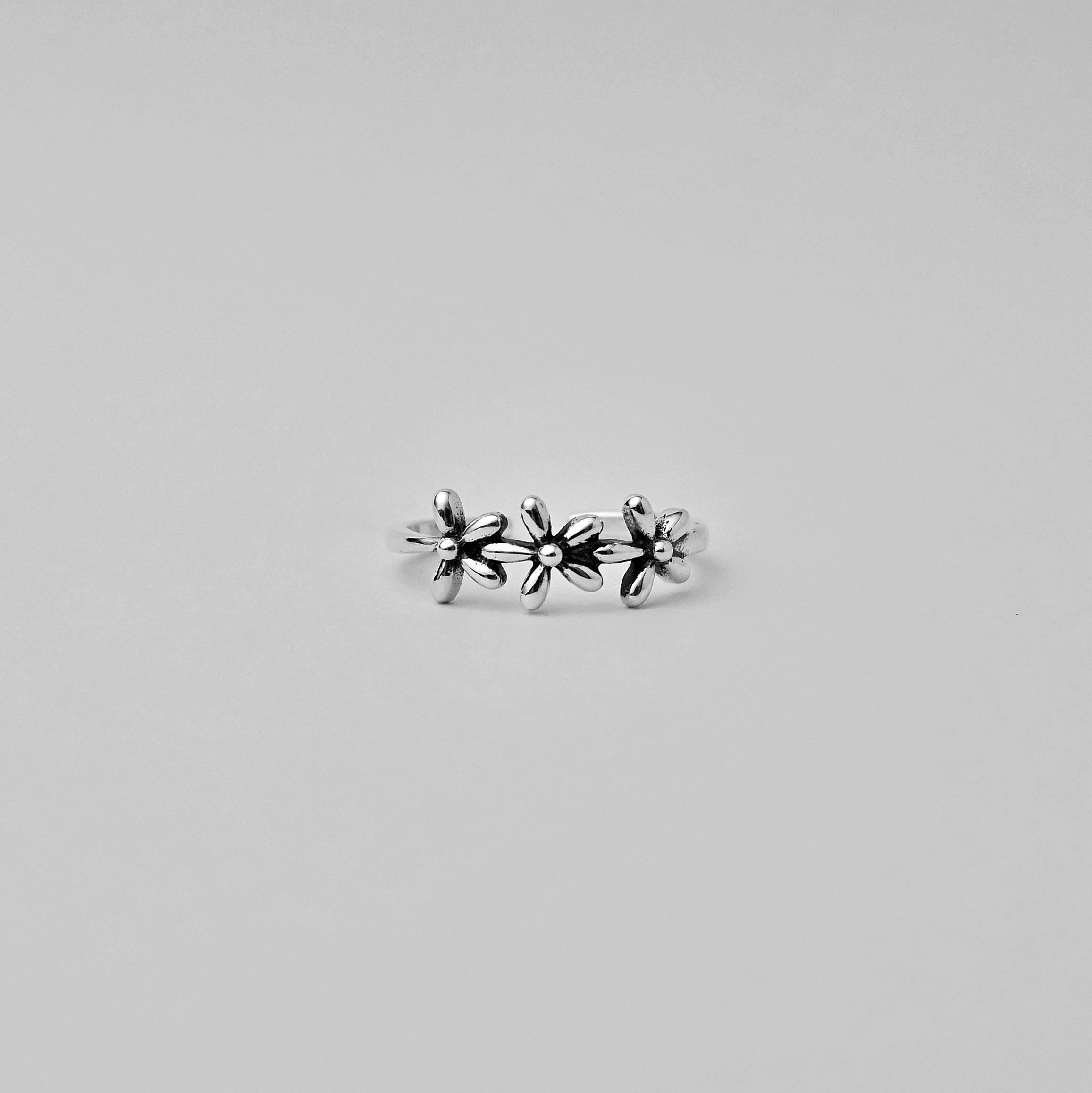 Silver Daisy Tail Ring