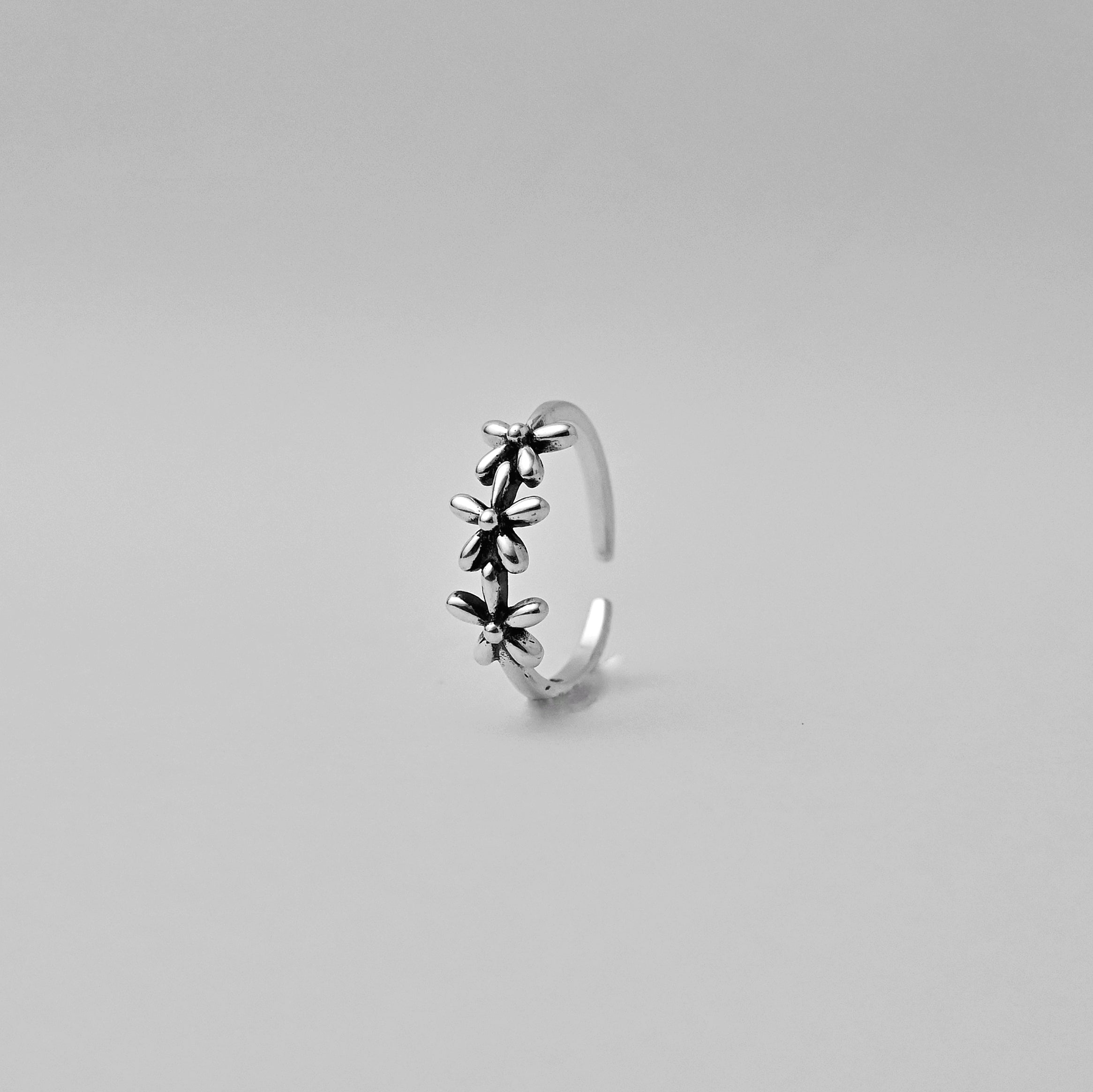 Silver Daisy Tail Ring