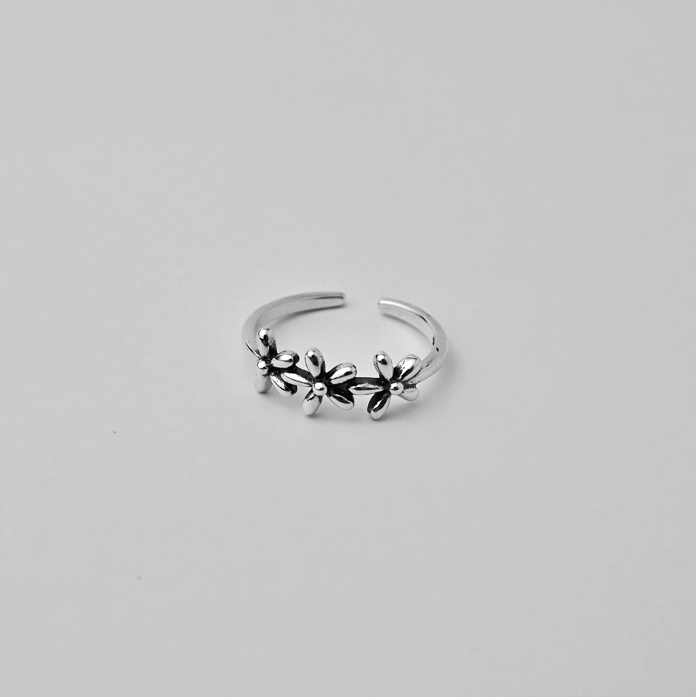 Silver Daisy Tail Ring